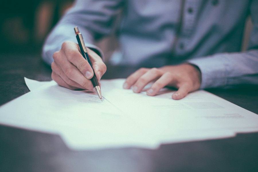 Firma di un contratto in agenzia